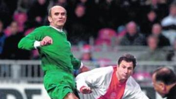 <b>EX INTERNACIONAL. </b>La Ling, con la camiseta del Ajax, durante un partido con los veteranos.
