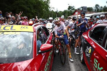 30 ciclistas se cayeron antes del km 30 de la etapa, este accidente obligo a detener la carrera durante unos minutos. En la imagen se ve al ciclista francés del TotalEnergies Anthony Turgis delante del pelotón detenido por la organización de carrera.