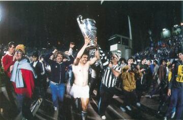 29/05/1985 FINAL: JUVENTUS - LIVERPOOL
Platini pudo celebrar la victoria. El francés cumplió al transformar el penalti. Celebró el gol con entusiasmo, desconocedor aún de toda la verdad sobre lo sucedido en las gradas. 