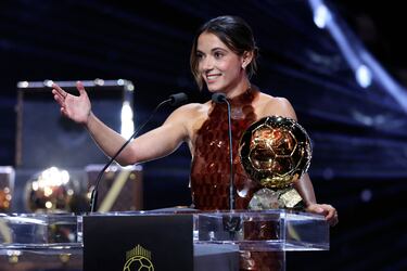 La centrocampista del Barcelona alza su tercer Balón de Oro consecutivo después de una temporada en la que ganó Copa, Liga y Supercopa y fue subcampeona de Europa como culé y con la Selección.