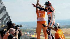 Márquez celebra su victoria en el GP de Aragón en MotorLand.