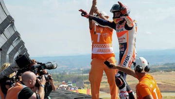 Márquez celebra su victoria en el GP de Aragón en MotorLand.