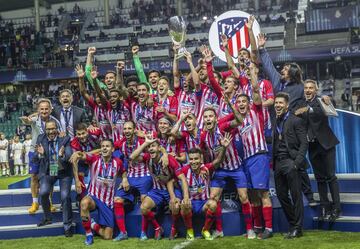 La revancha ante el Real Madrid llegó con la disputa de la Supercopa de Europa en Tallín. El Atlético se había proclamado campeón de la Europa League al ganar en la final al Marsella en Lyon. En ese partido Fernando Torres pudo por fin ganar un título de rojiblanco. El 15 de agosto de 2018 el Atlético derrotó por 2-4 al Real Madrid. Pudo por fin vencer a su eterno rival en competición europea. Oblak; Juanfran, Savic, Godín, Lucas; Lemar (Thomas, 90'), Rodri (Vitolo, 70'), Saúl, Koke; Griezmann (Correa, 56') y Diego Costa (Giménez, 108') fueron los ganadores. Diego Costa hizo doblete y Saúl y Koke los otros dos. El Atleti, supercampeón europeo. Simeone, por cierto, estuvo seis temporadas sin perder en LaLiga en el Bernabéu. Los seguidores madridistas ya no sacaron la pancarta de 'se busca rival digno' para un derbi. Perdió el 1 de diciembre de 2012 y no hizo hasta este año, el 1 de febrero. Tres victorias y tres empates en LaLiga en un Bernabéu que no podía con el Atlético.