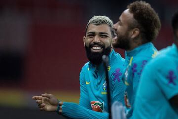 Porto Alegre (Brazil), 04/06/2021.- A handout photo made available by the Brazilian Football Confederation (CBF) shows players Gabriel Barbosa (L) and Neymar Jr (R)