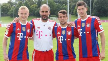 Guardiola posa con sus fichajes