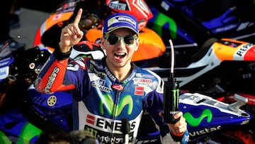 Jorge Lorenzo celebrando su pole en Valencia.