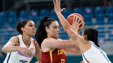 Megan Gustafson jugando con España contra Puerto Rico.