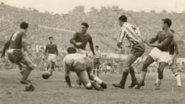 Piris, portero del Granada, busca el balón ante las miradas de Pellejero, Méndez, Luis Martínez (de perfil), al lado de Adelardo, Vavá...