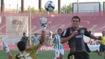 <b>VASELINA. </b>Andrija Delibasic eleva el balón por encima de Raúl Navas en lo que significó el segundo gol del Hércules.