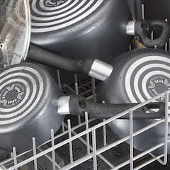 El motivo por el que no deberías echar agua fría en las sartenes si está caliente