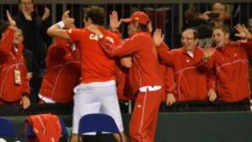 Milos Raonic celebra con los miembros del equipo canadiense su victoria sobre Albert Ramos.