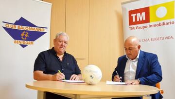 Abizano y Serna en la firma del compromiso.