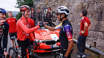 Egan Bernal celebra con sus compañeros su victoria en la 16ª etapa de la Vuelta a España 2025.