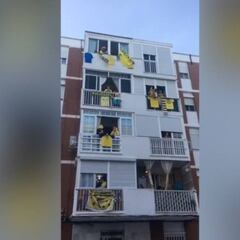 Fans del Cádiz salen a los balcones y reinventan el 'Ese Caí oé' contra el Covid-19