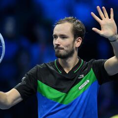 Medvedev pasa a semifinales y ayuda a Alcaraz