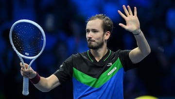 Daniil Medvedev celebra su triunfo contra Alexander Zverev en Turín.