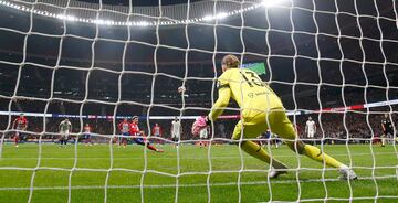 Antoine Griezmann en el momento del impacto su pie de apoyo resbala y manda el balón a las nubes.