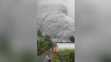La gigantesca columna de humo de un volcán en Indonesia obliga a evacuación a la carrera