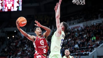 Trae Bell-Haynes penetra ante el Barça.