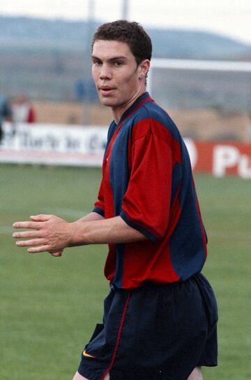 Desde 1998 hasta 2003 el centrocampista altern¨® el Barcelona con el Barcelona B. Visti¨® la camiseta del Osasuna la temporada 2012-13.