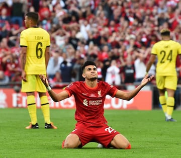 Luis Díaz salió campeón de la FA Cup con Liverpool que venció 6-5 al Chelsea en los lanzamientos desde el punto penal.