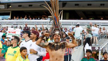 College Station (United States), 09/06/2024.- A fan wears a headdress prior to the international friendly soccer match between Mexico and Brazil, in College Station, Texas, USA, 08 June 2024. (Futbol, Amistoso, Brasil) EFE/EPA/ADAM DAVIS
