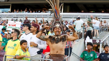 College Station (United States), 09/06/2024.- A fan wears a headdress prior to the international friendly soccer match between Mexico and Brazil, in College Station, Texas, USA, 08 June 2024. (Futbol, Amistoso, Brasil) EFE/EPA/ADAM DAVIS