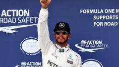 Lewis Hamilton posa pulgar arriba tras conseguir su pole número 50 en Australia.