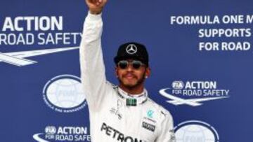Lewis Hamilton posa pulgar arriba tras conseguir su pole número 50 en Australia.