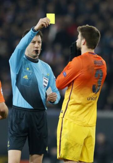 Gerard Piqu&eacute; recibi&oacute; tarjeta amarilla en los primeros instantes del partido en Par&iacute;s.