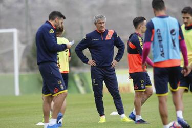 Villarreal consider Quique Setién as Escribá's replacement