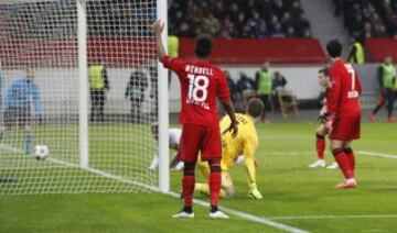 El árbitro Pavel Královec anuló un gol a Fernando Torres.