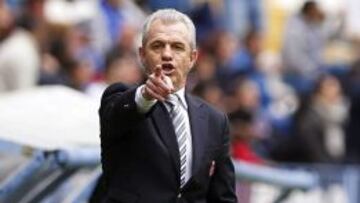 Aguirre da instrucciones.