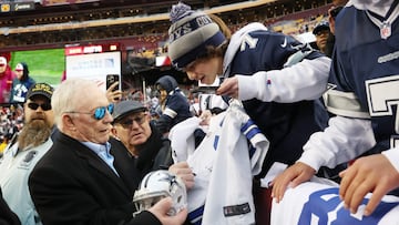 Owner of the Dallas Cowboys, Jerry Jones signs his autograph for fans)