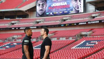 El campe&oacute;n de pesos pesados de la Federaci&oacute;n Internacional de Boxeo (IBF), Anthony Joshua, y el boxeador ucraniano Wladimir Klitschko posan durante una rueda de prensa en el estadio de Wembley, donde se medir&aacute;n el 29 de abril.