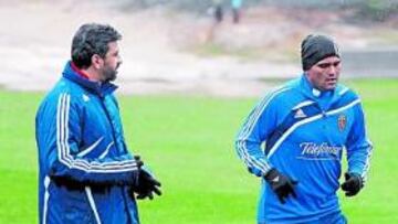 <b>ATENTO. </b>Nayim, segundo entrenador, siguió ayer de cerca el primer entrenamiento de Suazo como zaragocista.