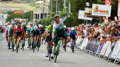 David González celebrando la victoria en la meta en el Gran Premio de Torres Vedras