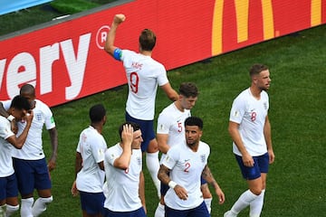 Román Torres y Jesse Lingard pugnaban por un balón y el colegia decretó falta del panameño dentro del área. Harry Kane no falló desde los 11 metros.