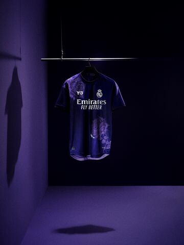 La nueva camiseta del club blanco, la cuarta para esta camapaña, ha sido presentada través de los diferentes perfiles de redes sociales del Real Madrid. Bellingham ha sido la cara principal para la presentación. El color de la elástica será el morado, uno de los colores característicos merengues.