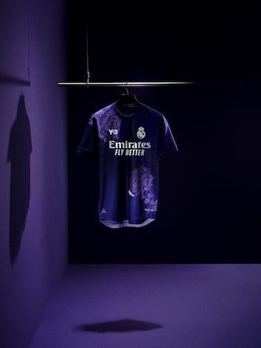 La nueva camiseta del club blanco, la cuarta para esta camapaña, ha sido presentada través de los diferentes perfiles de redes sociales del Real Madrid. Bellingham ha sido la cara principal para la presentación. El color de la elástica será el morado, uno de los colores característicos merengues.