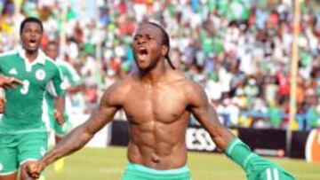 Moses celebra el 1-0 de Nigeria.