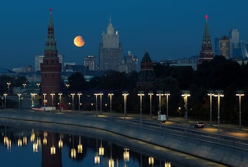 Imágenes del eclipse lunar parcial sobre las torres del Kremlin y el edificio de la sede del Ministerio de Asuntos Exteriores de Rusia en Moscú, Rusia.