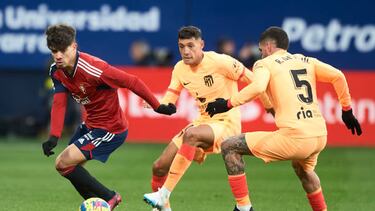 Nahuel pelea con Abde y ante De Paul un balón en el Osasuna-Atlético. Nahuel se gana la confianza.