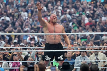 Brock Lesnar reacciona tras ser derrotado por Oba Femi durante su combate en WrestleMania 42, celebrado en el Allegiant Stadium de Las Vegas.