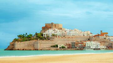 La Playa Norte es la playa de Peñíscola por antonomasia. De una longitud de aproximada de 5.000 metros y con 44 de anchura media, sus servicios y cinematográficas vistas la convierten en otra de las playas urbanas más bonitas de España.