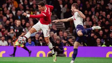 LONDON, ENGLAND - OCTOBER 30:  Cristiano Ronaldo of Manchester United scores a goal to make the score 0-1 during the Premier League match between Tottenham Hotspur and Manchester United at Tottenham Hotspur Stadium on October 30, 2021 in London, England. 