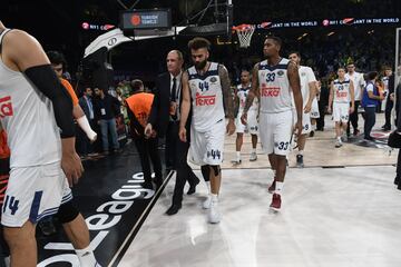 Decepción en los jugadores del Real Madrid tras perder en la semifinal ante el Fenerbahçe.