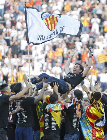 Valencia streets packed as fans celebrate with Copa del Rey winning team