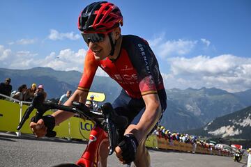 Carlos Rodríguez subiendo el Col de la Loz. El español ha perdido muchos minutos en la etapa 17.