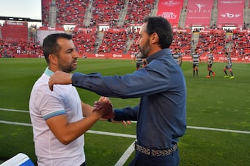 Diego Martínez y Vicente Moreno se saludan. 